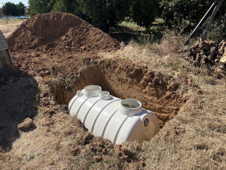 Fosa séptica de 2.000 litros colocada en una excavación