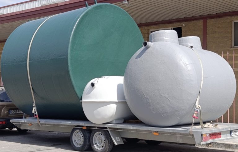 Equipos de poliéster preparados para transporte, con la fosa de oxidación total blanca a la derecha