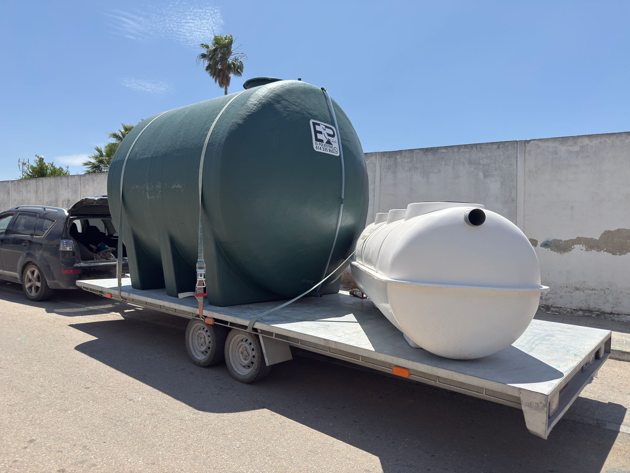Fosas sépticas de oxidación total de poliéster preparadas para transporte