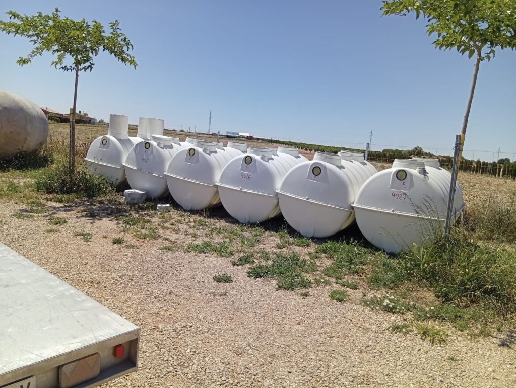 Fosas sépticas de 2000 litros de poliéster con filtro biológico fabricadas por El Poliestero