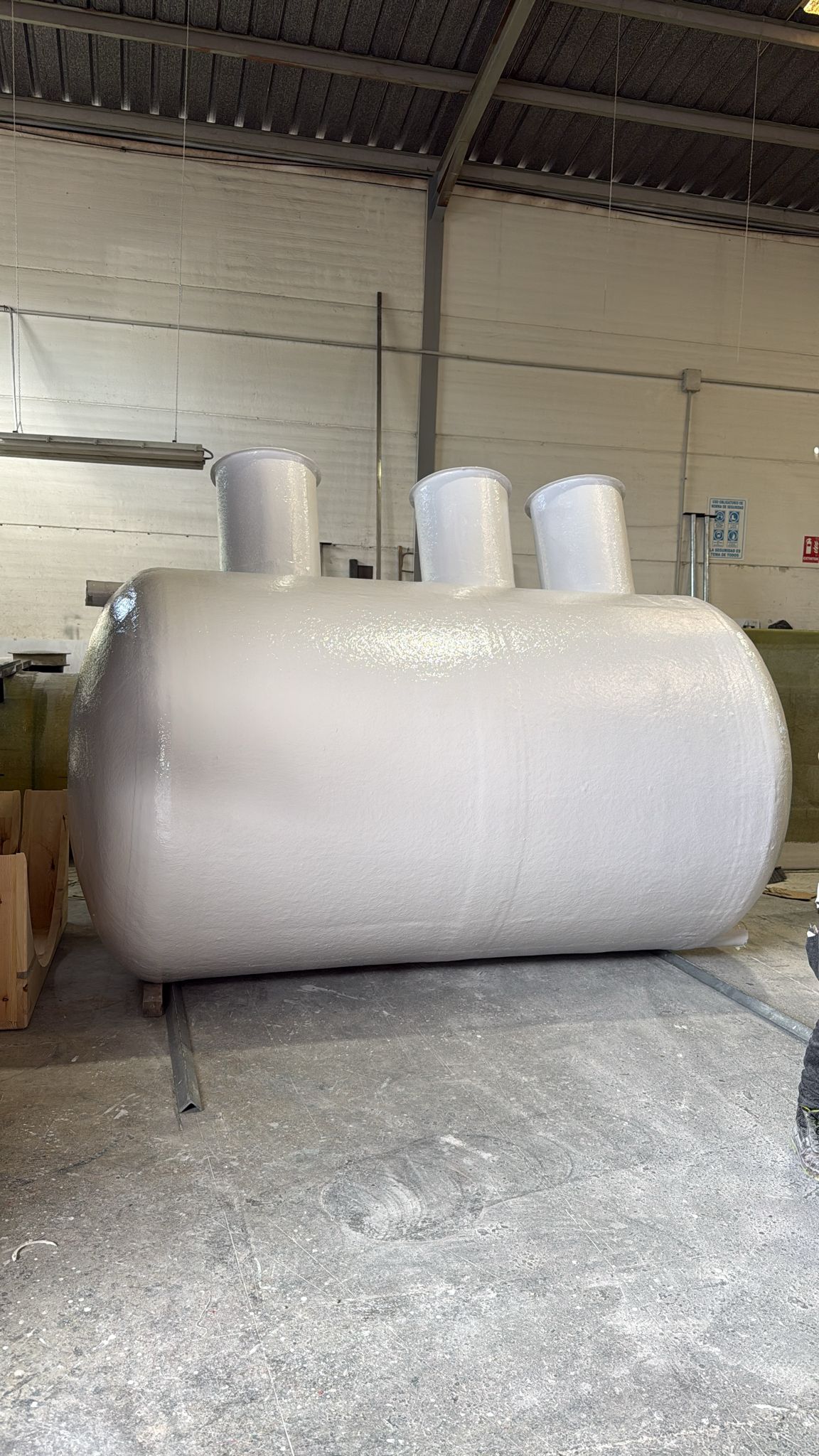 Equipo de poliéster blanco con tres registros superiores dentro de la fábrica