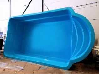 Piscina de poliéster modelo Alhaurín, fotografía del catálogo de El Poliestero