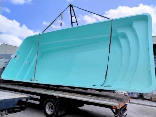 Piscina de poliéster modelo Benahavís, fotografía del catálogo de El Poliestero