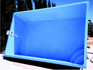 Piscina de poliéster modelo Cádiz, fotografía del catálogo de El Poliestero