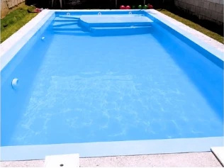 Piscina de poliéster modelo Chipiona, fotografía del catálogo de El Poliestero