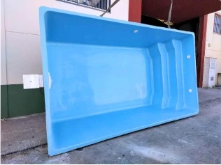 Piscina de poliéster modelo Córdoba, fotografía del catálogo de El Poliestero
