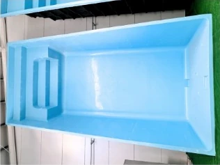 Piscina de poliéster modelo Estepona, fotografía del catálogo de El Poliestero