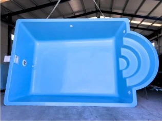 Piscina de poliéster modelo Granada, fotografía del catálogo de El Poliestero