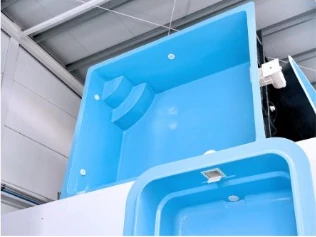Piscina de poliéster modelo Huelva, fotografía del catálogo de El Poliestero