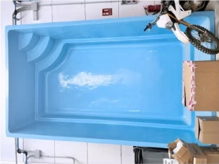 Piscina de poliéster modelo Málaga, fotografía del catálogo de El Poliestero
