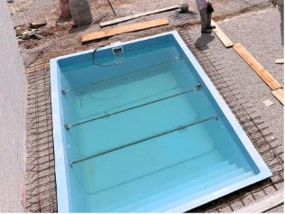 Piscina de poliéster modelo Portugal, fotografía del catálogo de El Poliestero