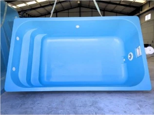 Piscina de poliéster modelo Sevilla, fotografía del catálogo de El Poliestero