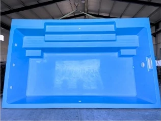 Piscina de poliéster modelo Valencia, fotografía del catálogo de El Poliestero